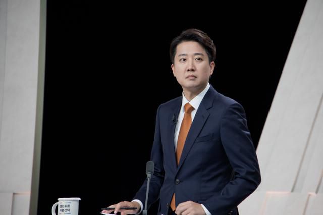 이준석 개혁신당 대선후보가 27일 서울 마포구 상암동 MBC 스튜디오에서 열린 중앙선거방송토론위원회 주관 제21대 대통령선거 3차 후보자 토론회 준비를 하고 있다. 뉴시스