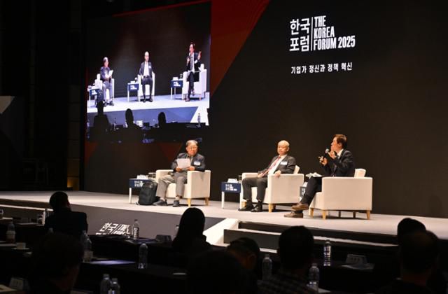 박병원(왼쪽부터) 전 한국경영자총협회 회장, 이학영 경제사회연구원 고문, 김기찬 가톨릭대 경영학부 교수가 27일 서울 중구 웨스틴조선에서 '기로에 선 한국 핵심산업'을 주제로 열린 '2025 한국포럼'에서 토론하고 있다. 최주연 기자