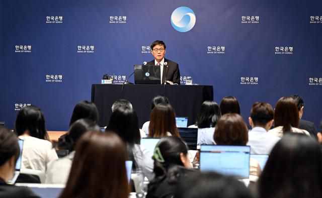 이창용 한국은행 총재가 29일 서울 중구 한국은행에서 열린 금융통화위원회 본회의 후 기자간담회에서 발언을 하고 있다. 사진공동취재단