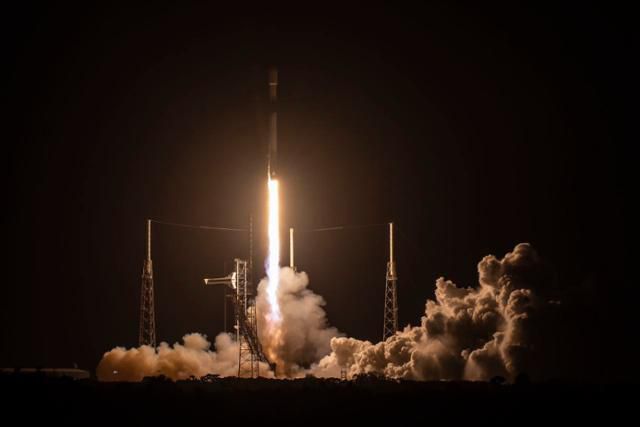 한국군 군사정찰위성 4호기를 탑재한 발사체 팰컨9이 4월 22일 오전 9시 48분(한국시간) 미국 플로리다주 케이프커내버럴 우주군 기지에서 발사되고 있다. 국방부 제공