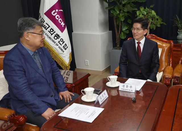 김문수 국민의힘 대선 후보가 지난 19일 서울 종로구 기독교회관을 찾아 김종혁 한국교회총연합회 회장(왼쪽)과 이야기를 하고 있다. 하상윤 기자