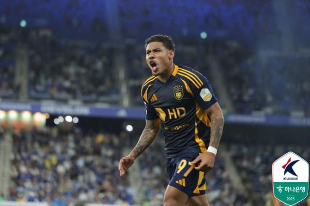 에릭(울산)이 24일 울산 문수월드컵경기장에서 열린 김천전에서 득점 후 포효하고 있다. 한국프로축구연맹 제공