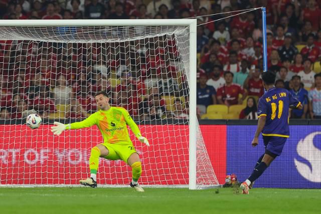 미얀마의 마웅 마웅 르윈이 후반 26분 결승골을 넣고 있다. 말레이시아=EPA 연합뉴스