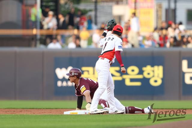 키움 송성문이 28일 광주 KIA챔피언스필드에서 열린 KIA와 원정 경기에서 1회초 2루 도루에 성공하고 있다. 키움 제공