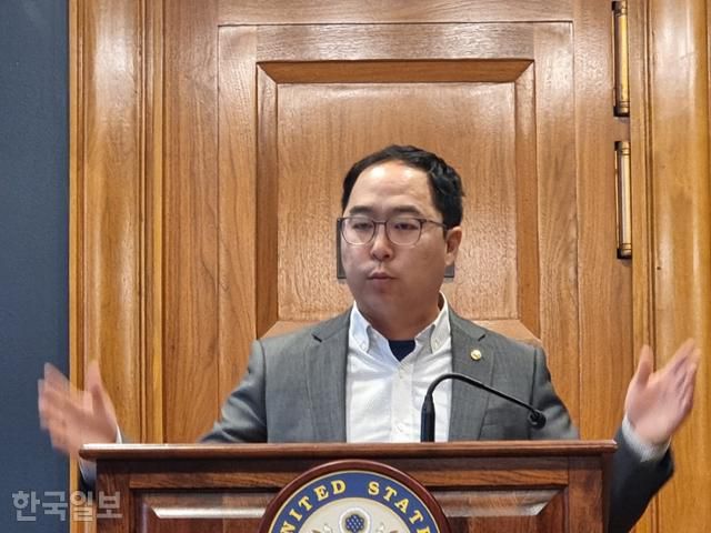 한국계인 앤디 김 미국 연방 상원의원이 28일 미 워싱턴 덕슨 상원의원 회관에서 한국 등 아시아·태평양 국가 언론을 대상으로 기자간담회를 하고 있다. 워싱턴=권경성 특파원