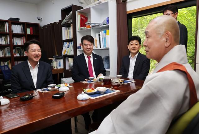 이준석 개혁신당 대선 후보가 14일 부산 금정구 범어사 안양암에서 국제종교연합 이사장을 맡고 있는 대종사 정여 방장스님, 전국기독교총연합 대표회장인 임영문 목사 등과 간담회를 하고 있다. 부산=연합뉴스