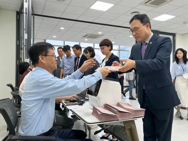 지난 20일 베트남 하노이 주베트남 한국대사관에 마련된 21대 대선 재외국민 선거 투표소에서 최영삼 대사가 투표 용지를 받고 있다. 하노이=허경주 특파원
