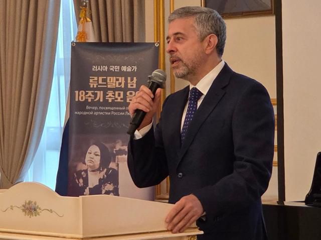 대한민국 주재 러시아 대사관에서 故 류드밀라 남의 18주기 추모 음악회가 열렸다. 주한 러시아 대사 게오르기 지노비예프는 류드밀라 남을 '러시아 예술의 자부심'이라는 말로 설명했다. 글로벌이앤비 제공