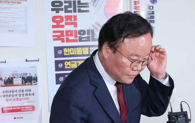 김문수 국민의힘 대선 후보 캠프의 김재원 비서실장이 10일 서울 여의도 국회의사당에서 브리핑을 하고 있다. 뉴스1