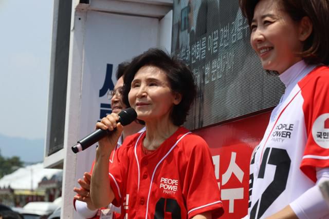 김문수 국민의힘 대선 후보 배우자인 설난영(가운데)씨가 29일 경기 성남시 모란민속 5일장을 방문해 남편에 대한 지지를 호소하고 있다. 국민의힘 제공·연합뉴스