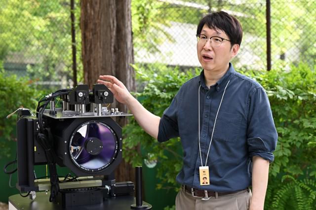 이경운 KT 미래네트워크연구소 액세스망연구담당 책임연구원이 21일 서울 서초구 KT우면연구센터에서 양자암호 통신 장비에 관해 설명하고 있다. 박시몬 기자 이경운 KT 미래네트워크연구소 액세스망연구담당 책임연구원이 21일 서울 서초구 KT우면연구센터에서 양자암호 통신 장비에 관해 설명하고 있다. 박시몬 기자