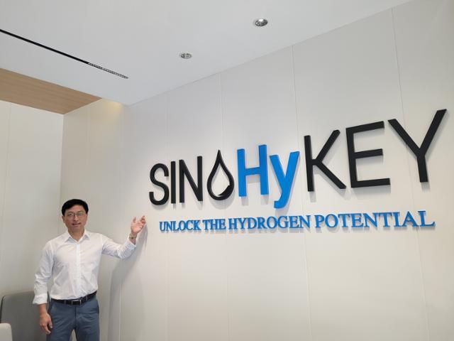 쩌우위취안 홍지촹능(시노하이키) 최고경영자(CEO)가 16일 중국 광저우 본사에서 회사의 성장 과정을 설명하고 있다. 광저우=신혜정 기자