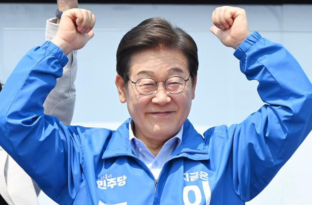 이재명 더불어민주당 대선 후보가 대선을 나흘 앞둔 30일 강원 춘천시 춘천역 광장에서 유권자들에게 지지를 호소하고 있다. 이 후보는 공식 선거운동이 시작된 후 처음으로 강원지역을 방문했다. 춘천=고영권 기자