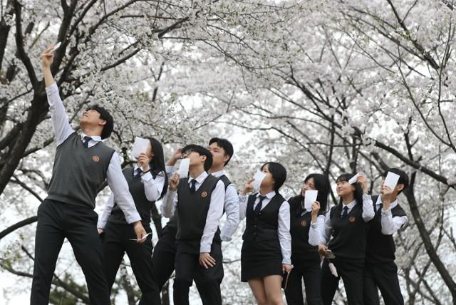 경기 수원의 고3 학생들이 지난해 4월, 제22대 국회의원 선거 사전투표를 마친 뒤 투표확인증을 들고 인증샷을 남기고 있다. 뉴스1