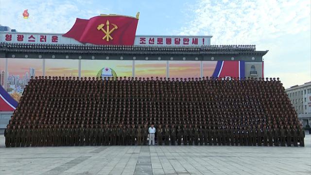 김정은 북한 국무위원장이 2023년 9월 8일 평양 김일성광장에서 열린 '민방위 무력 열병식' 참가자들과 기념사진을 찍고 있다. 조선중앙TV 화면. 연합뉴스