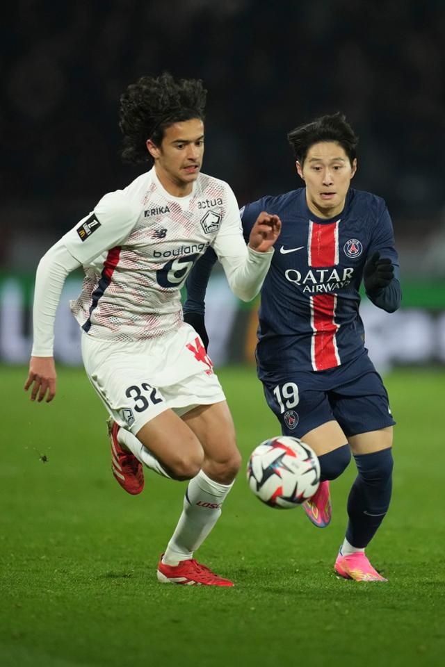 파리생제르맹(PSG)의 이강인(오른쪽)이 3월 1일(현지시간) 프랑스 파리 파르크 데 프랭스에서 열린 2024~25 리그1 24라운드 릴과 경기 중 공을 다투고 있다. 파리=AP 뉴시스