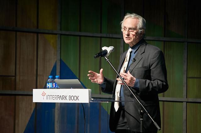 2018년 방한해 강연을 하고 있는 리처드 도킨스 영국 옥스퍼드대 뉴칼리지 명예교수. 인터파크 제공