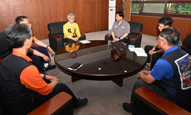 권영국(왼쪽 세 번째) 민주노동당 대선 후보와 금호타이어 광주공장 관계자, 전국금속노조 금호타이어 지회 간부들이 29일 광주 광산구 금호타이어 광주공장에서 간담회를 갖고 있다. 광주=뉴시스