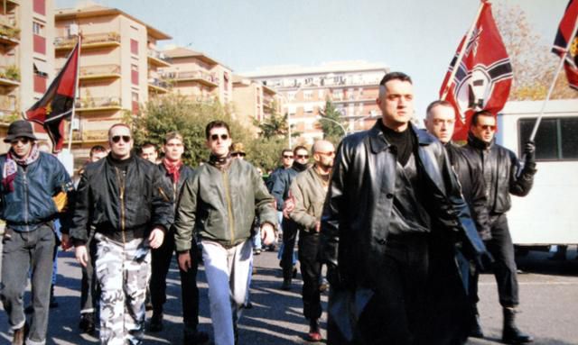 랜돌프 크렛 감독의 미국 영화 '스킨 헤드'의 한 장면. 기사 내용과 관련 없음