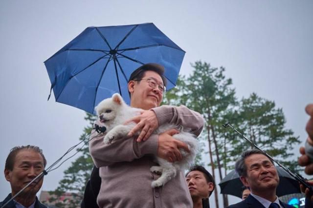 이재명 더불어민주당 대선후보가 지난 9일 경청투어에서 반려동물 의료보험에 대한 시민 의견을 듣고 있다. 더불어민주당 선대위 제공