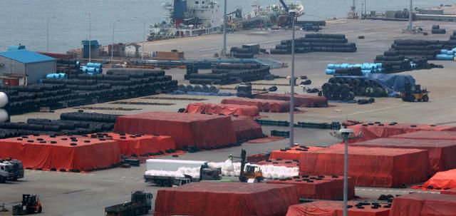22일 경기 평택항에 철강제품이 쌓여 있다. 미국 관세 폭탄 여파로 이달 1일부터 20일까지 대미 수출이 15% 가까이 급감한 것으로 나타났다. 특히 25%의 관세가 부과된 자동차, 부품, 철강 등이 큰 폭으로 감소했다. 평택=뉴시스