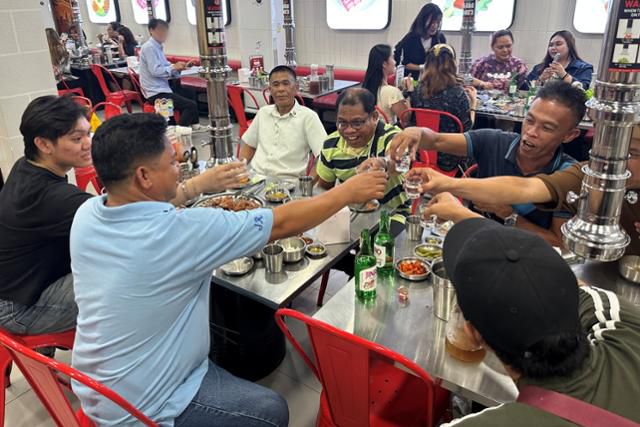 필리핀 마닐라 말라떼에 있는 식당 '삼겹살라맛(Samgyupsalamat)'에서 고객들이 하이트진로 소주를 마시고 있다. 하이트진로 제공