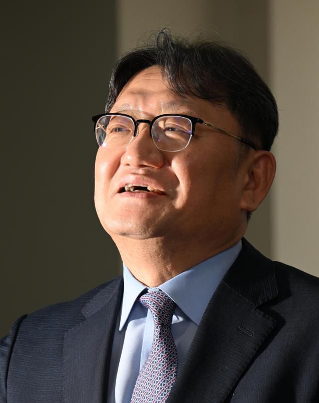 권기섭 대통령 소속 경제사회노동위원회 위원장은 임기 중 가장 아쉬운 점으로 계엄으로 인한 사회적 대화 중단을 언급했다. 왕태석 선임기자