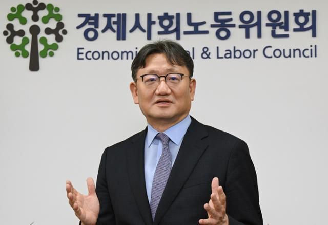 권기섭 대통령 소속 경제사회노동위원회 위원장은 다음 정부를 향해 정책에 대한 사회적 대화를 반드시 거쳐야 한다고 조언했다. 왕태석 선임기자