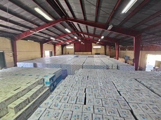 19일 필리핀 마닐라 파식시에 위치한 주류 유통업체 KL 창고에 하이트진로 소주가 보관돼 있다. 마닐라=박준석 기자