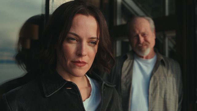 젊은 작가 리베카는 미국 뉴욕에서 고향으로 돌아왔다가 10대 소녀의 죽음을 알게 되고 관심을 갖게 된다. 월트디즈니컴퍼니 코리아 제공