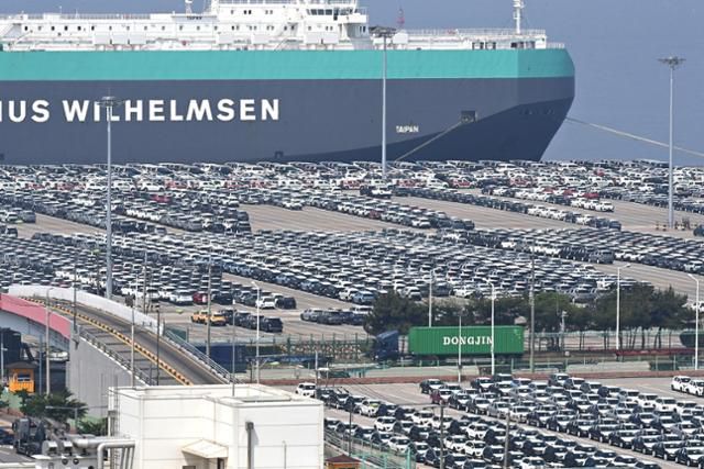 미국발 관세 영향 본격화로 지난달 수출이 전년과 비교해 1.3% 감소하며 1월 이후 4개월 만에 감소세로 돌아섰다. 1일 경기 평택항 전경. 뉴시스