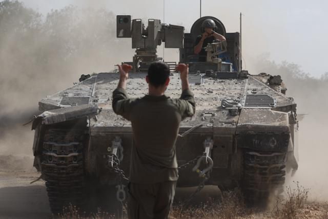 이스라엘방위군(IDF) 병사들이 지난달 19일 남부 가자지구 접경 지역에서 이동하고 있다. EPA 연합뉴스