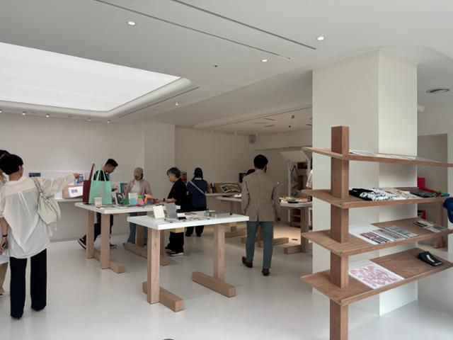 츠타야의 팝업 공간 중 의류, 문구류, 굿즈를 판매하는 장소. 김수미 인턴기자