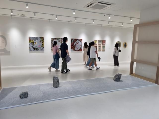 츠타야의 한국 팝업 공간 중 한 곳인 '아트의 정원'. 동시대 일본 작가들의 작품을 전시 중이다. 모든 전시 작품은 판매한다. 송옥진 기자