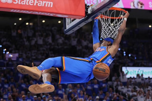 NBA 오클라호마시티의 샤이 길저스-알렉산더가 29일 오클라호마주 오클라호마시티의 페이컴 센터에서 열린 미네소타와의 서부 콘퍼런스 파이널 5차전에서 덩크를 꽂아넣고 있다. 오클라호마시티=AP 연합뉴스