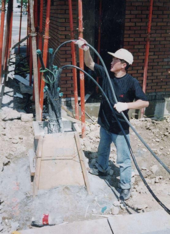 몽한 사전(용어집)을 만든 몽골인 한국어 강사 바트도르찌가 1997년 6월 주차장 건설 현장에서 전기 설비 공사를 하고 있다. 바트도르찌 제공