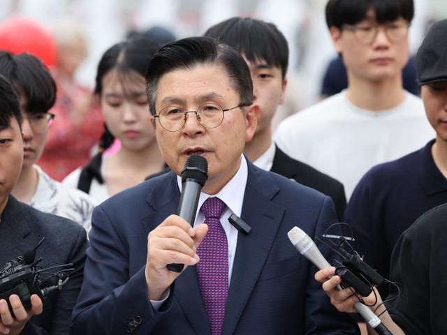 황교안(가운데) 무소속 대선 후보가 1일 서울 광화문광장에서 후보직 사퇴 및 김문수 국민의힘 대선 후보 지지 선언을 하고 있다. 뉴스1