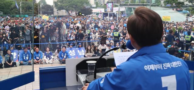 이재명 더불어민주당 대선후보가 2일 경기 성남시 야탑역 광장에서 열린 유세에서 지지호소를 하고 있다. 뉴시스