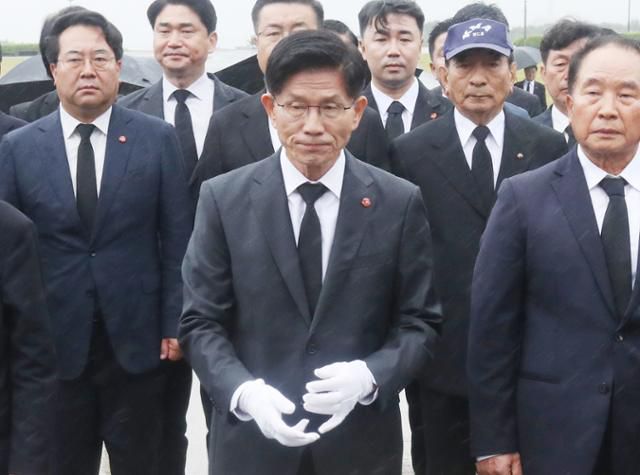 김문수 국민의힘 대선 후보가 2일 오전 제주시 봉개동 제주4·3평화공원을 찾아 제단에 참배하고 있다. 뉴스1