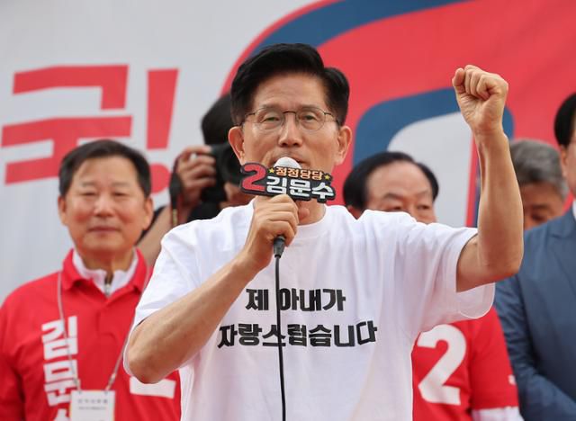 김문수 국민의힘 대선 후보가 30일 강원 원주 문화의거리에서 유세하고 있다. 뉴스1