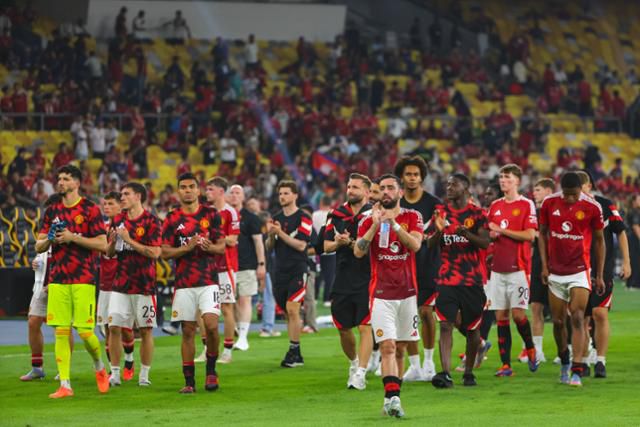 잉글랜드 프리미어리그(EPL) 맨체스터 유나이티드 선수들이 5월 28일 말레이시아 쿠알라룸푸르에서 열린 아세안(ASEAN) 올스타팀과의 친선경기에서 0-1로 패한 뒤 그라운드를 빠져나가고 있다. 쿠알라룸푸르=EPA 연합뉴스