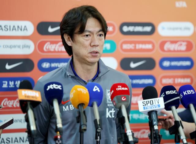 홍명보 한국 남자 축구대표팀 감독이 2일 인천국제공항에서 2026 북중미 월드컵 아시아 3차 예선을 위해 이라크로 출국하기 앞서 인터뷰를 하고 있다. 뉴시스