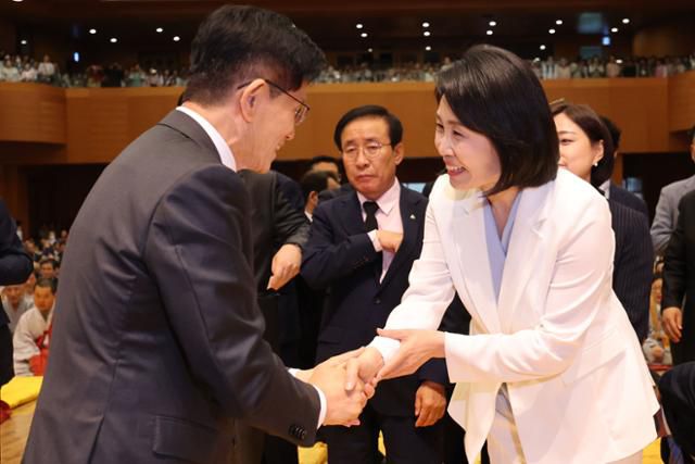 이재명 민주당 대선 후보의 아내 김혜경(앞줄 오른쪽) 여사가 5월 24일 충북 단양군 구인사에서 열린 행사에서 김문수 국민의힘 대선 후보와 인사하고 있다. 뉴시스