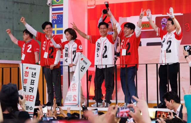 김문수(가운데) 국민의힘 대통령 후보가 2일 서울 마포구 KTG상상마당에서 유세를 하며 지지를 호소하고 있다. 정다빈 기자