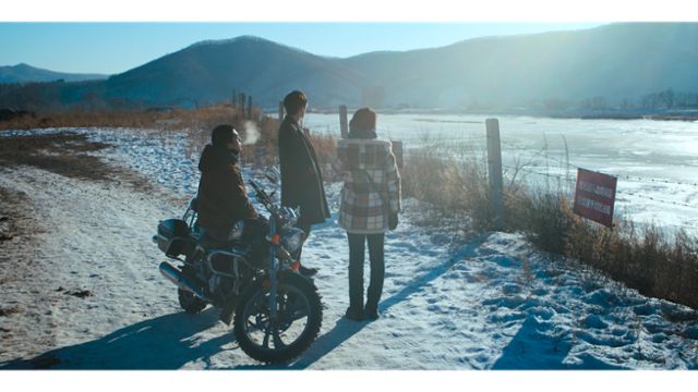 '브레이킹 아이스'는 중국 옌지를 배경으로 세 중국 청춘 남녀의 사랑과 방황을 그린다. 찬란 제공