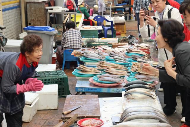 김문수 국민의힘 대선 후보 배우자 설난영 여사가 5월 27일 전남 순천시 아랫시장을 방문해 상인과 대화하고 있다. 국민의힘 제공