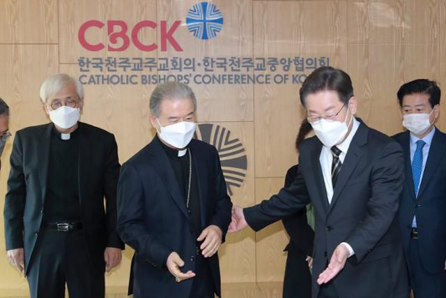 2022년 서울 광진구 한국천주교중앙협의회에서 만난 이재명 더불어민주당 대선 후보와 이용훈 마티아 주교. 한국일보 자료사진