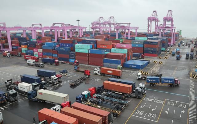 인천 연수구 인천신항에서 5월 16일 컨테이너 상·하역 작업이 이뤄지고 있다. 뉴스1