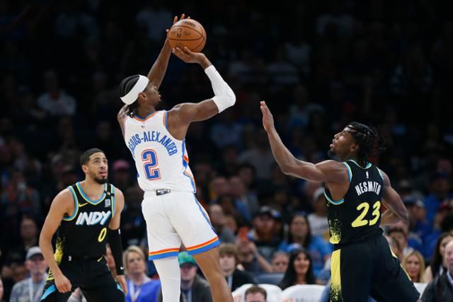 미국프로농구(NBA) 인디애나의 타이리스 할리버튼(왼쪽 첫 번째)이 지난해 3월 13일 미국 오클라호마주 오클라호마시티의 페이컴 센터에서 열린 오클라호마시티와 경기 도중 샤이 길저스-알렉산더의 슛 시도를 바라보고 있다. 오클라호마시티=AP 연합뉴스