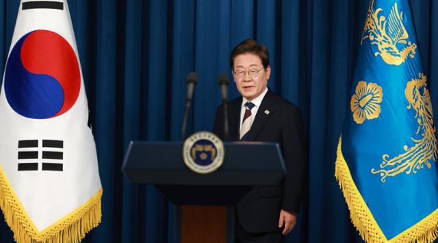 이재명 대통령이 4일 서울 용산 대통령실 청사에서 열린 인사브리핑에 입장하고 있다. 연합뉴스